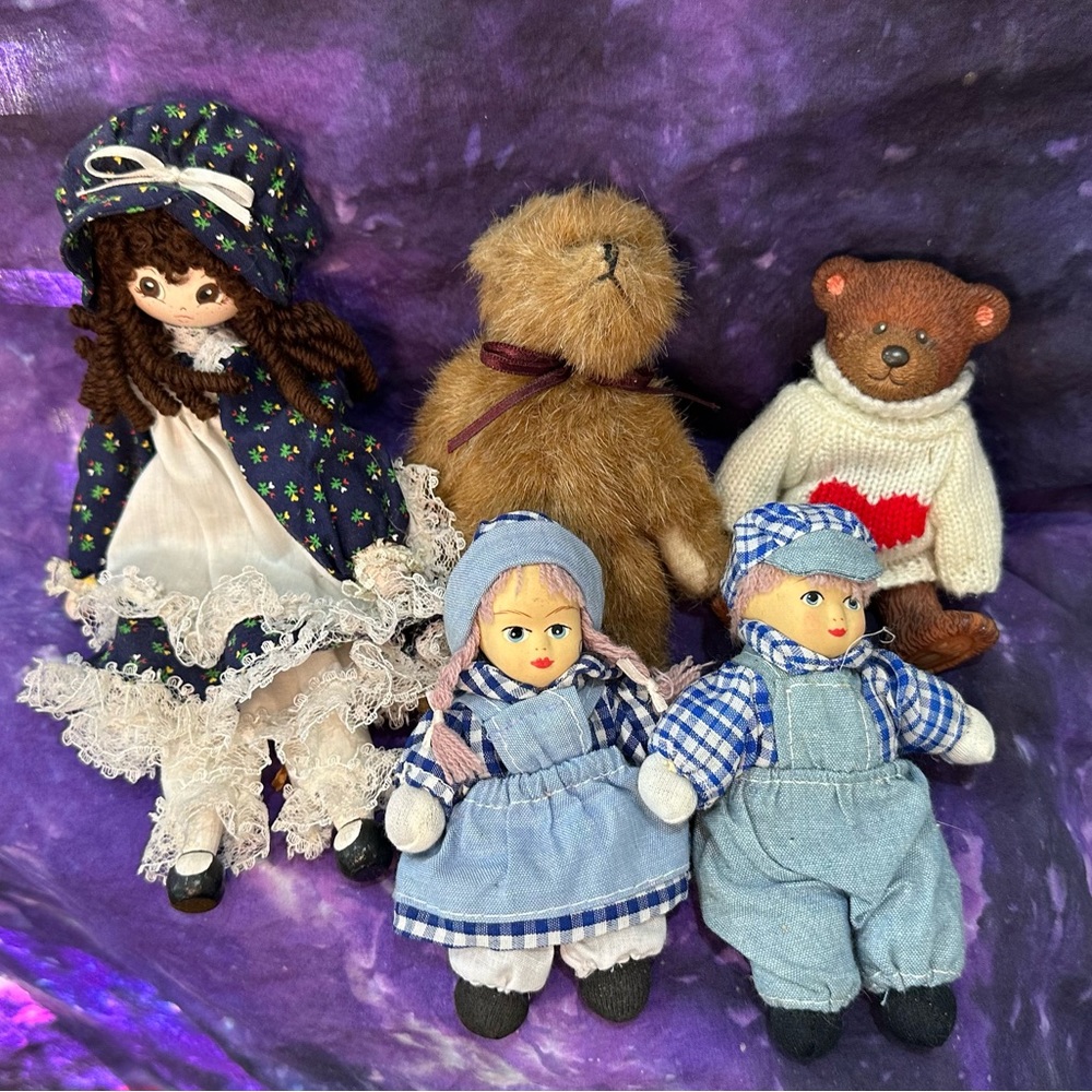 Small lot of peculiar dolls.